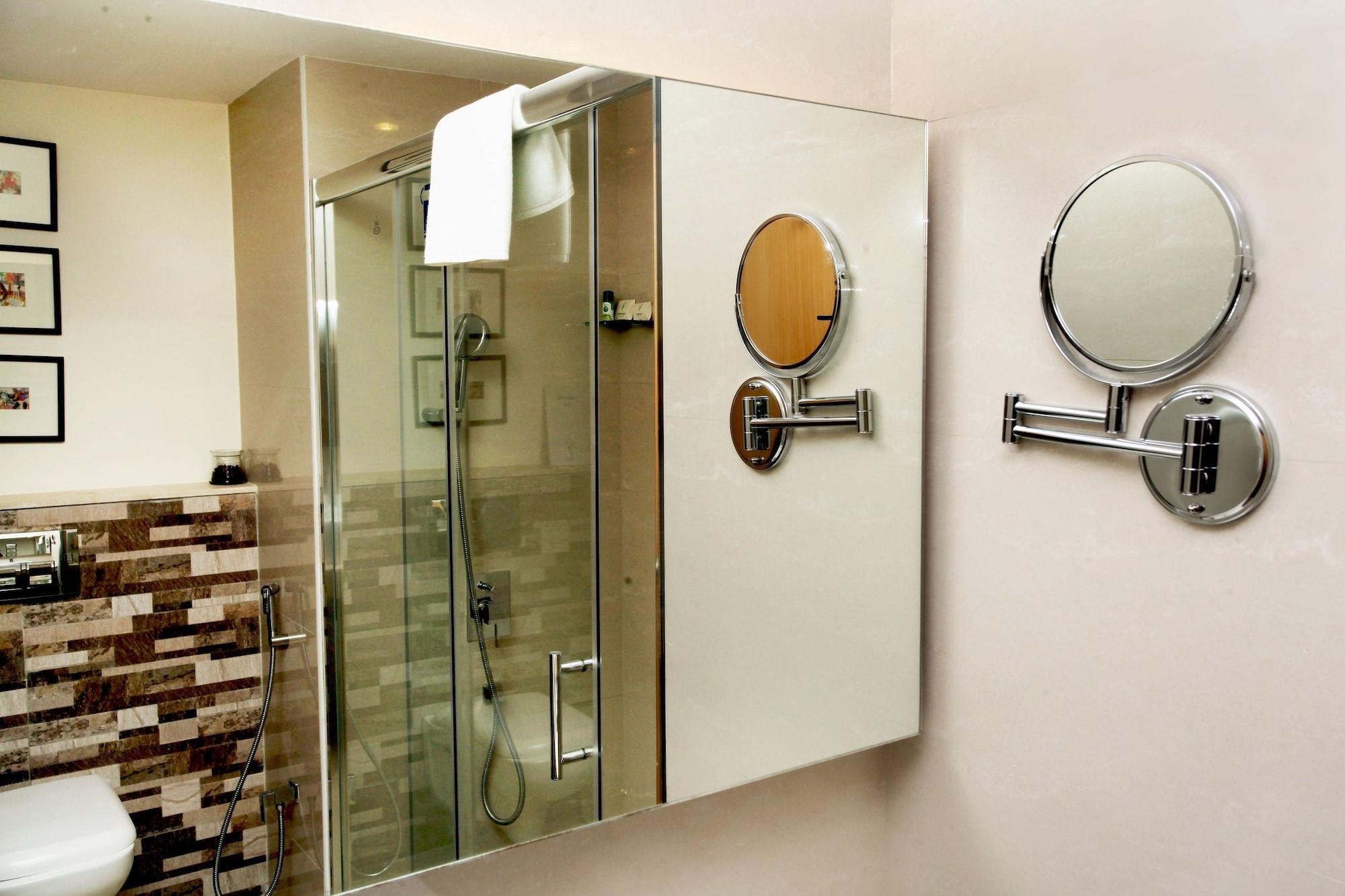晨奈绿色公园酒店 钦奈 外观 照片 A shower enclosure