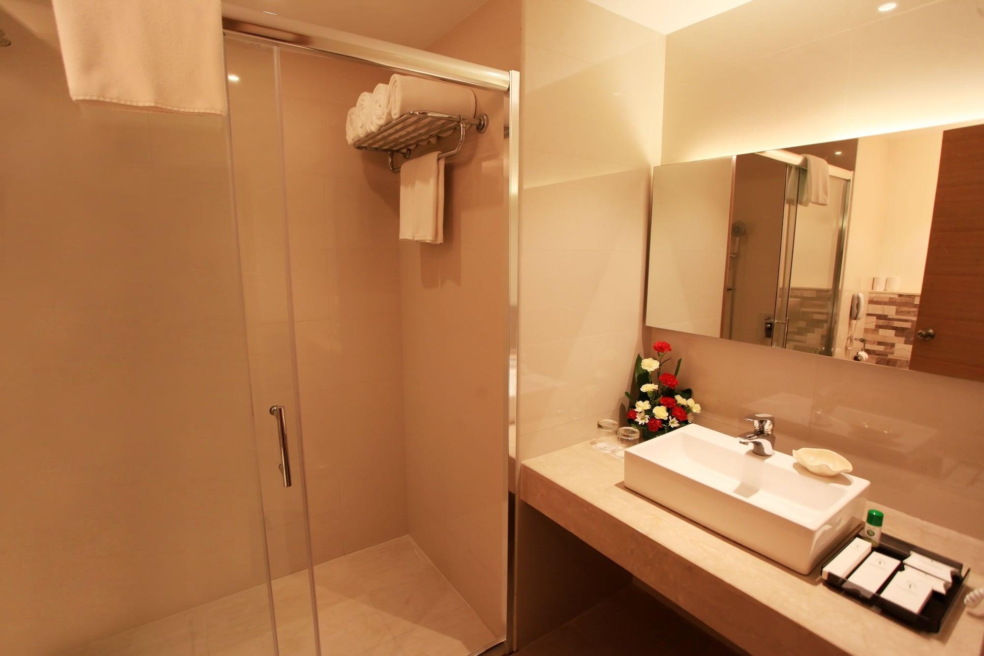 晨奈绿色公园酒店 钦奈 外观 照片 A shower cubicle