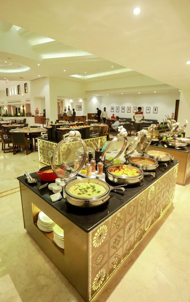 晨奈绿色公园酒店 钦奈 外观 照片 A buffet at a hotel
