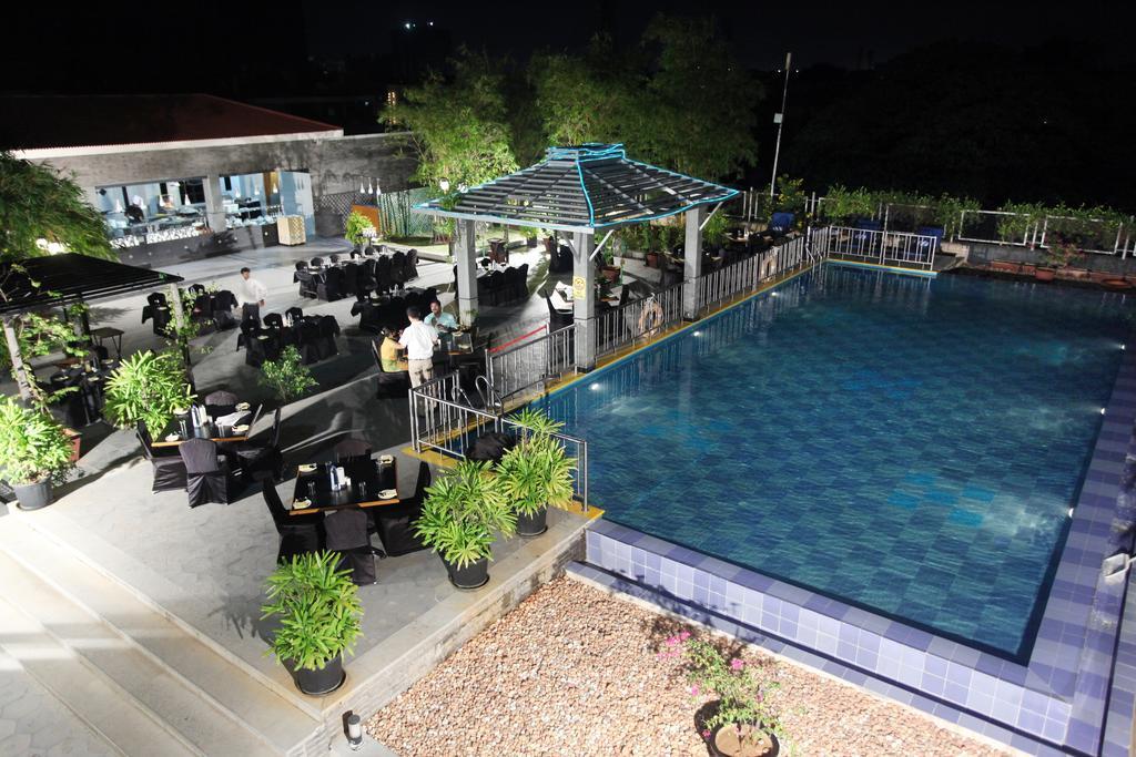 晨奈绿色公园酒店 钦奈 外观 照片 The pool at the hotel