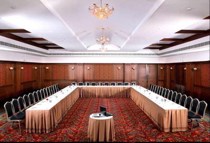晨奈绿色公园酒店 钦奈 外观 照片 A meeting room at a hotel