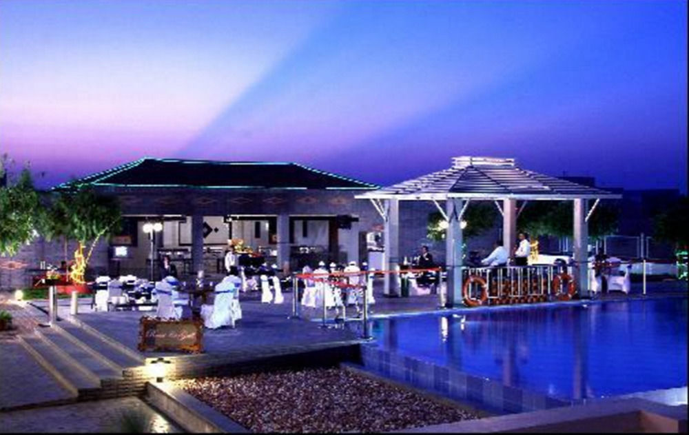 晨奈绿色公园酒店 钦奈 外观 照片 The pool at the hotel