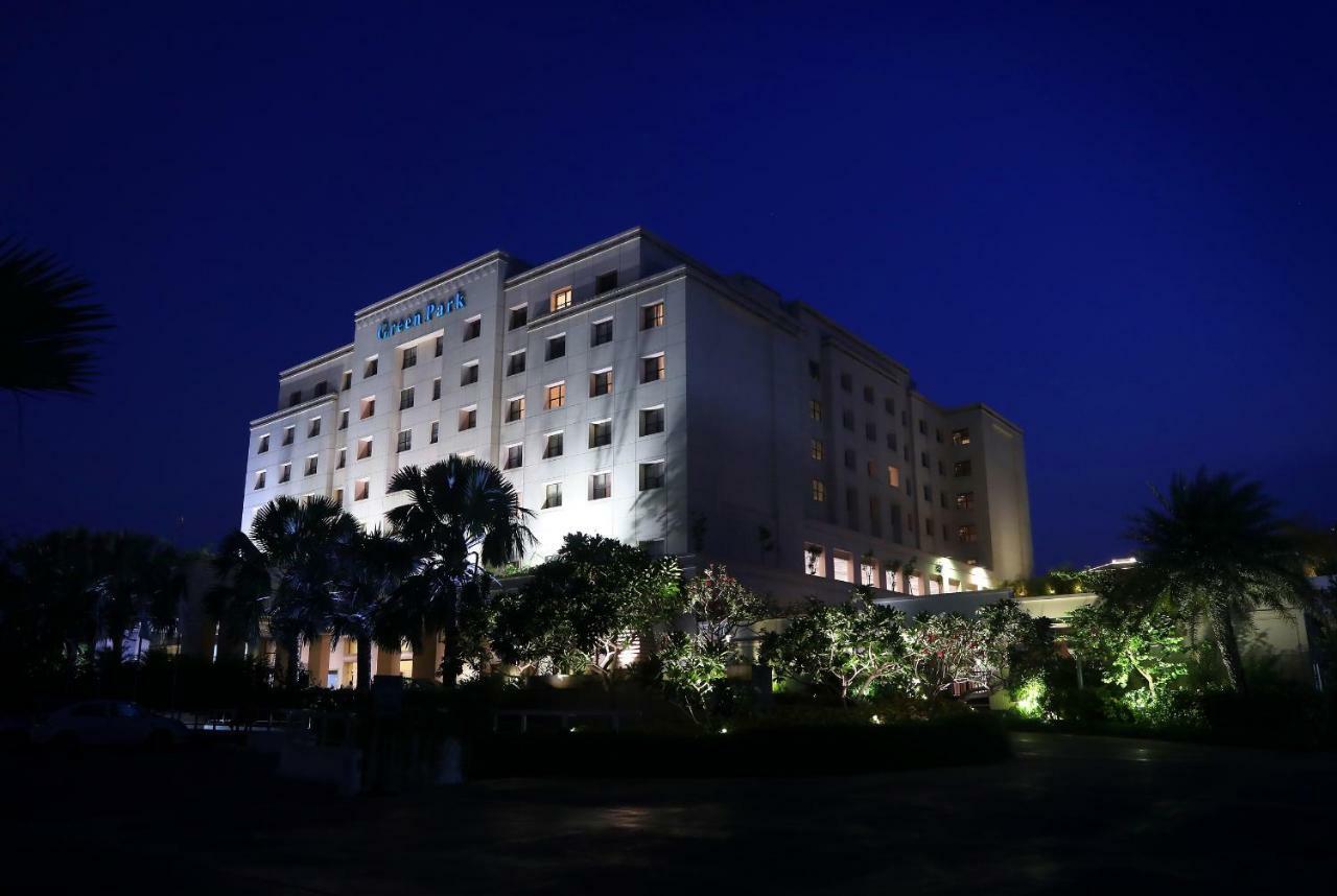 晨奈绿色公园酒店 钦奈 外观 照片 The hotel at night