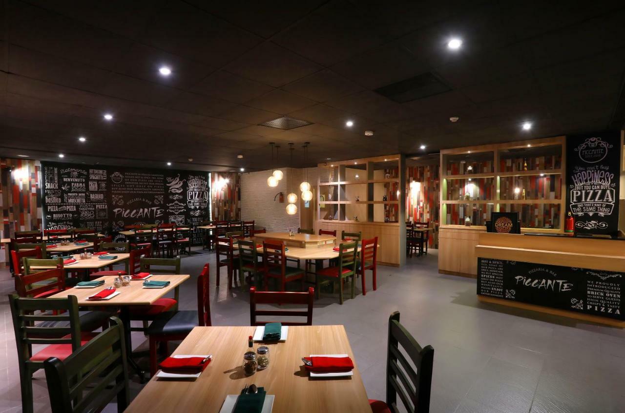 晨奈绿色公园酒店 钦奈 外观 照片 Interior of a restaurant in Paris