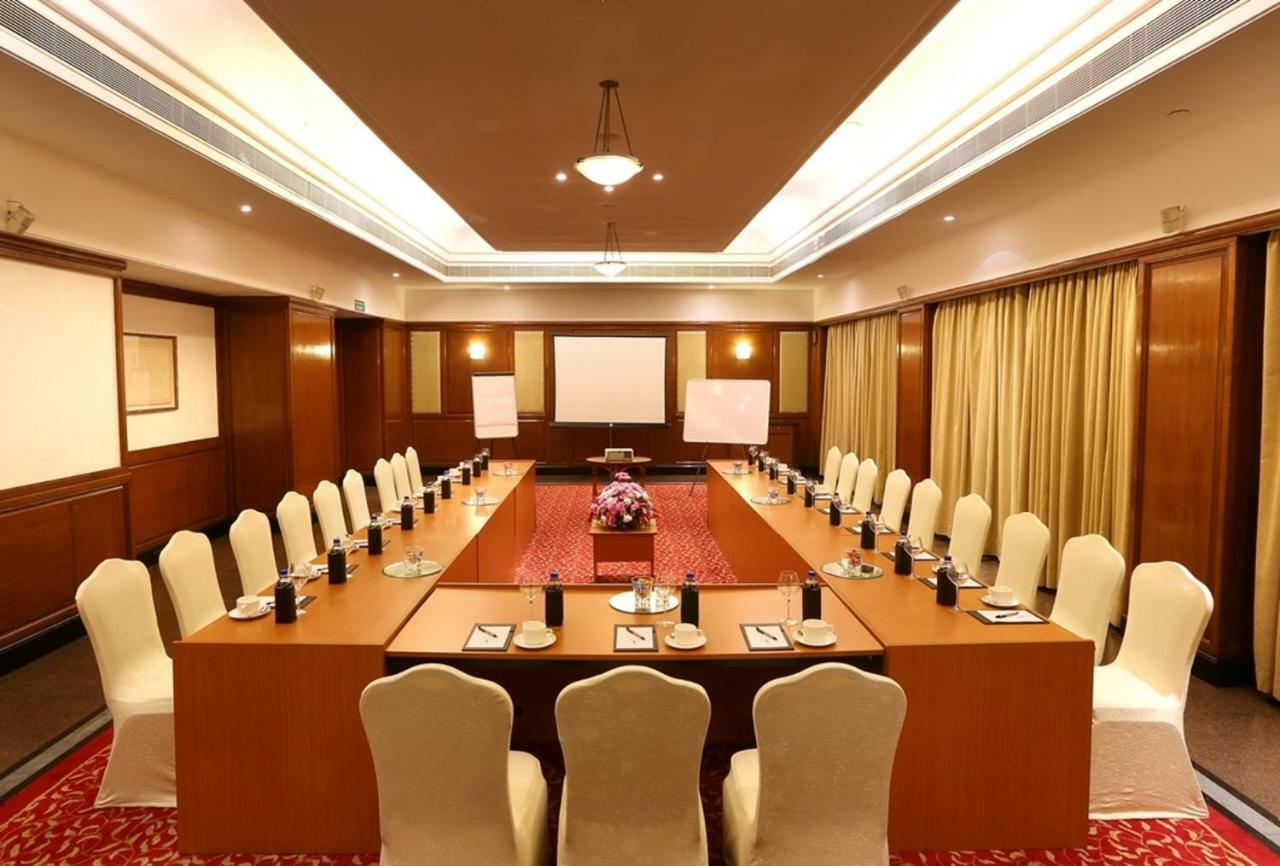 晨奈绿色公园酒店 钦奈 外观 照片 A meeting room at a hotel