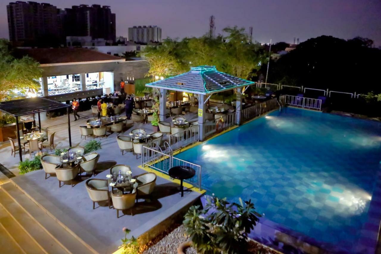 晨奈绿色公园酒店 钦奈 外观 照片 The swimming pool at the hotel